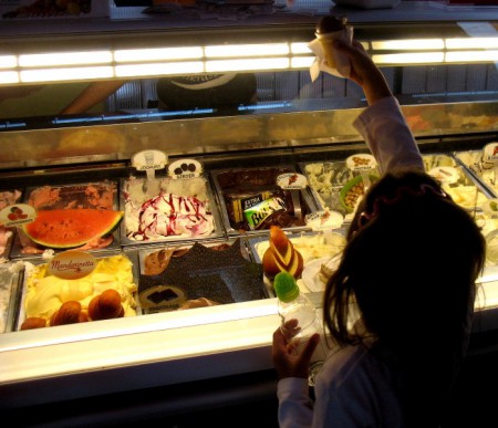 Fagyizás a szökőkút mellett